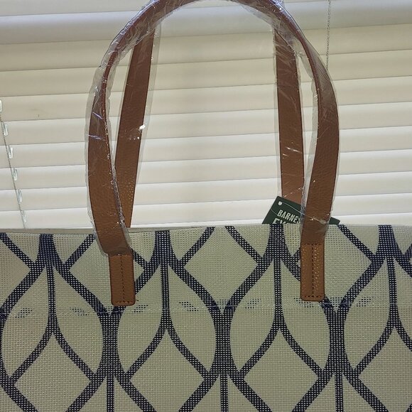 Barnes & Noble Summer Tote - Picture 7 of 10